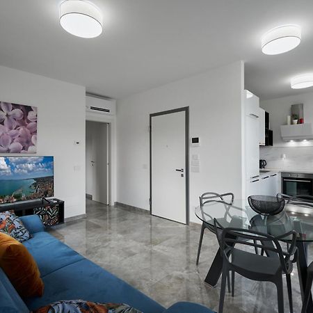 Villa Karolina Desenzano del Garda Bagian luar foto